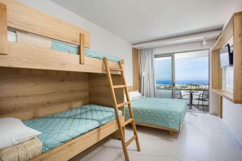 法里拉基威尼斯度假酒店的一间带两张双层床的卧室和一个阳台