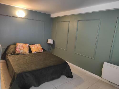 维特罗勒ZIN AND GREEN JACUZZI SuperbeT2 spacieux idéalement situé的一间卧室配有一张带两个枕头的床