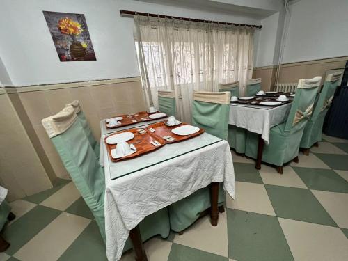 奥兰Le cheval blanc的用餐室配有桌椅、盘子和食物