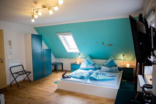 Treppendorf特勒彭多菲公寓的一间卧室配有一张蓝色墙壁的床