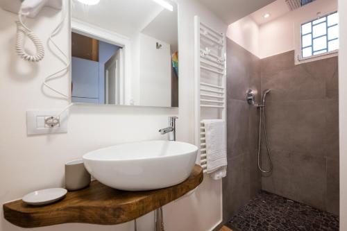 都灵CasaCasalis - Immersi nella Torino Liberty的浴室配有大型白色水槽和淋浴。