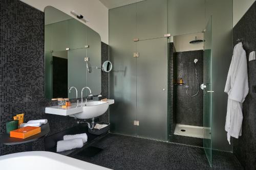 布达佩斯Verno House的一间带水槽和淋浴的浴室