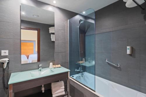 洛格罗尼奥F&G洛格罗尼奥酒店的带浴缸、水槽和淋浴的浴室
