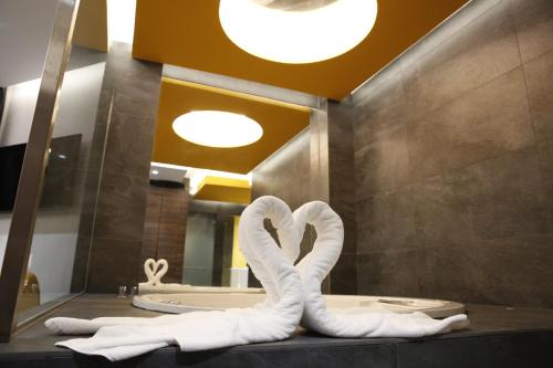 圣安东尼奥德巴纳杰贝尔露芙酒店的浴室提供两只用毛巾制成的天鹅