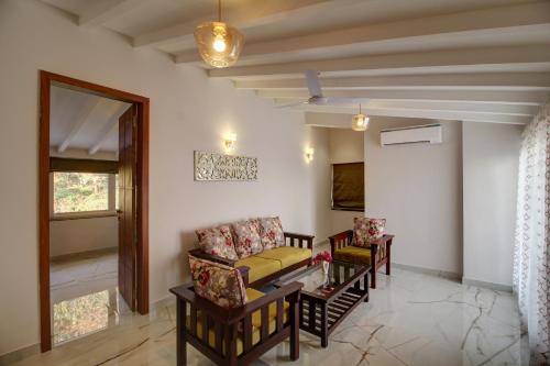 巴加Antalya Villa - 5BHK with Private Pool, Baga的客厅配有沙发和桌椅