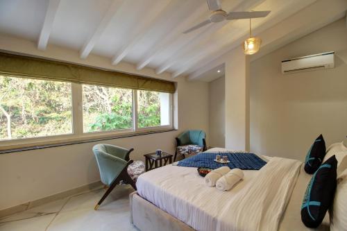 巴加Antalya Villa - 5BHK with Private Pool, Baga的一间卧室配有一张床,上面有两条毛巾
