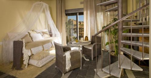 阿尔克萨尔阿罗迪亚酒店的客房设有吊床、椅子和窗户。