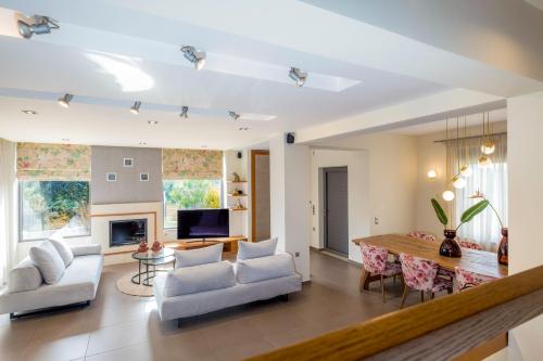 加拉塔斯Villa Merlin的客厅配有沙发和桌子