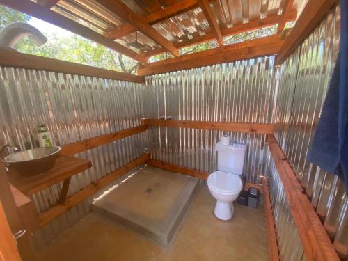 贝拉贝拉VlakkiesKraal Bosbok Camp的木质结构的浴室设有卫生间