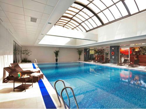 首尔首尔江南大使诺富特酒店的一座带天花板的大型游泳池
