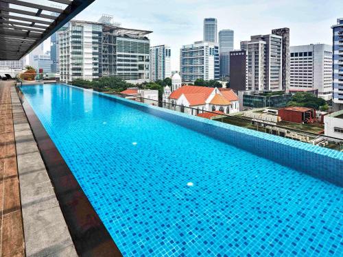 新加坡Mercure Singapore Bugis的大楼屋顶上的大型游泳池