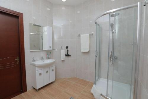 苦盏Khujand Grand Hotel的带淋浴和盥洗盆的浴室