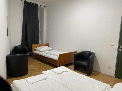 维也纳easybook-in的一间设有两张床和两把椅子的房间