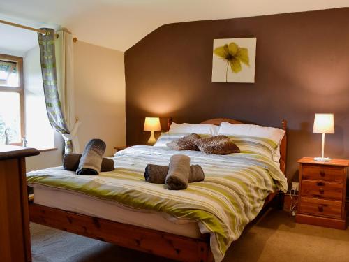 Llangattock Lingoed基利农舍乡村别墅的一间卧室配有一张大床和毛巾