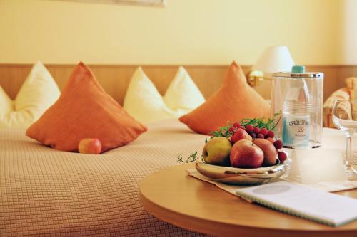 勒沃库森May-Hof的床上一碗水果和枕头