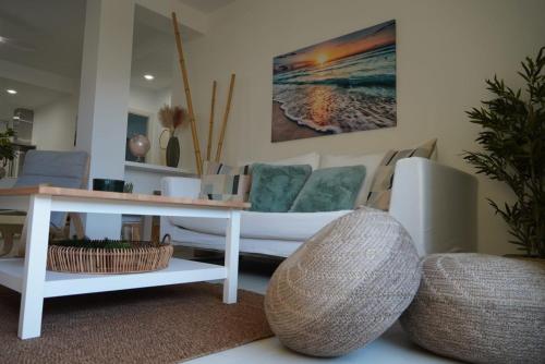 塔里法Apartamento Balneario Beach的客厅配有沙发和桌子