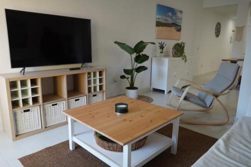 塔里法Apartamento Balneario Beach的客厅配有电视和茶几