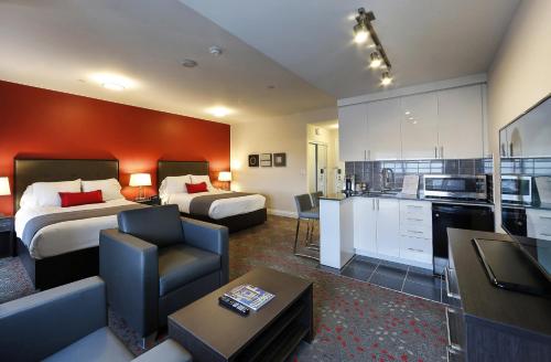 索恩西尔自由套房酒店的酒店客房带两张床和厨房