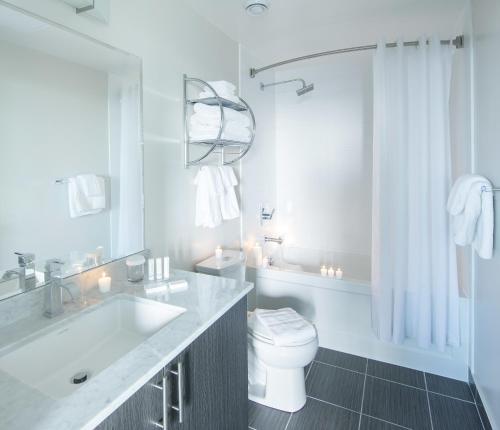 索恩西尔自由套房酒店的白色的浴室设有水槽和卫生间。