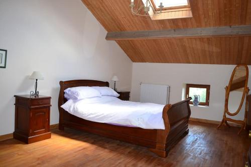 ChâteauponsacTwo Hoots - farmhouse with summer pool.的一间卧室设有一张大床和木制天花板