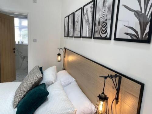 SaltfordThe Annex, Bath Road, Saltford的卧室配有白色的床和木制床头板
