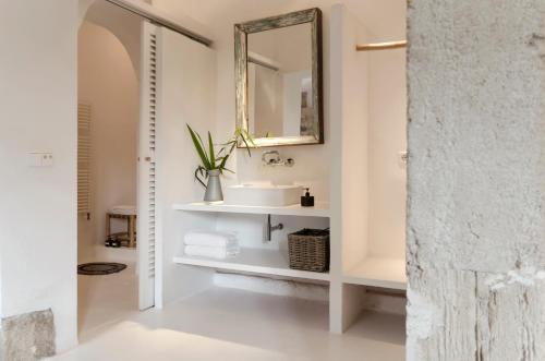 巴尔德莫萨索恩维斯克斯农场酒店的一间带水槽和镜子的浴室