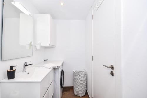 马斯诺Acogedora Suite con entrada independiente的白色的浴室设有水槽和镜子