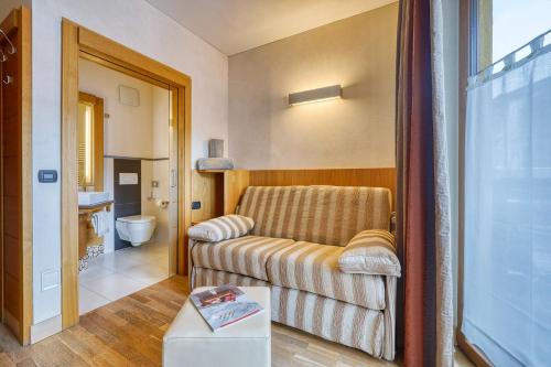 利维尼奥MOTA hotel的带沙发的客厅和浴室。
