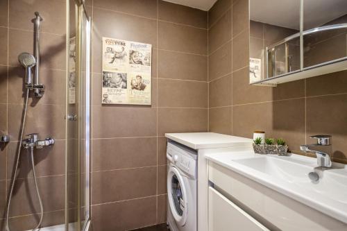 伊斯坦布尔Moder的一间带洗衣机和水槽的浴室