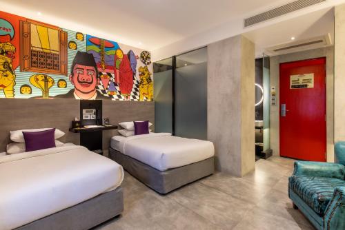 加德满都Gaas BaasCo的酒店客房,设有两张床和一张沙发