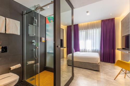 加德满都Gaas BaasCo的酒店客房配有一张床和淋浴