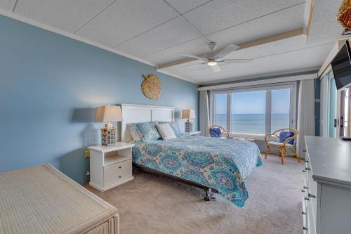 大洋城Salty Sands的一间卧室配有一张床,享有海景