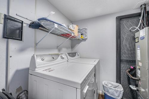 大洋城Salty Sands的洗衣房配有洗衣机和电视