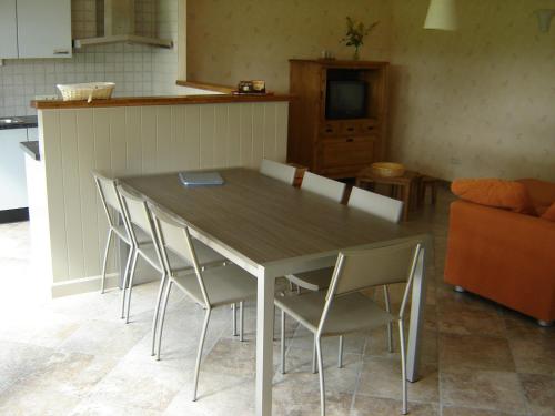 吕门De Kleen Meulen - max 6pers的厨房里配有餐桌和椅子