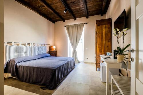 伦德Residenza Mistral的一间卧室设有蓝色的床和窗户。