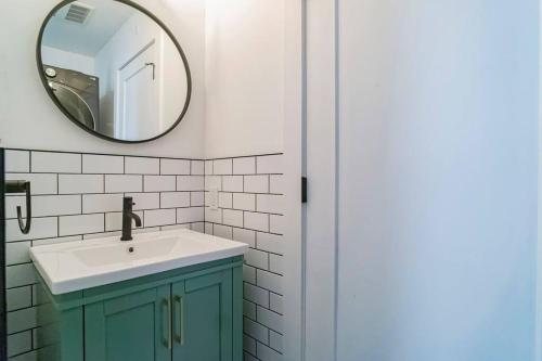 布罗蒙Maison ancestrale complètement rénovée 4 chambres的一间带水槽和镜子的浴室
