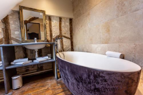 布尔日La Maison d'Aristide - Les Univers de Panette的一间带大浴缸和水槽的浴室