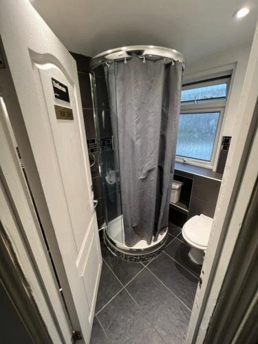伦敦古德伍德酒店的带淋浴和卫生间的浴室