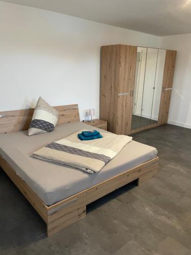 SchellertenMR Ferienwohnung - Wohnung Emma的一间卧室配有一张木架床