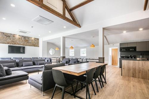 TissingtonDovedale Manor的用餐室以及带桌椅的起居室。