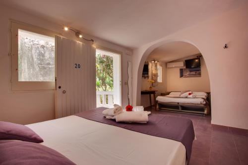 法维尼亚纳洛亚希艾尔伯格乡村酒店的一间卧室设有两张床和窗户。