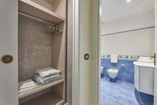费拉约港Camping Village Scaglieri的一间带卫生间和水槽的浴室