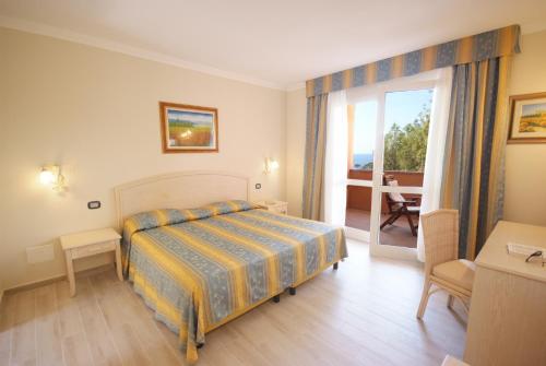 费拉约港Camping Village Scaglieri的酒店客房设有一张床和一个阳台。