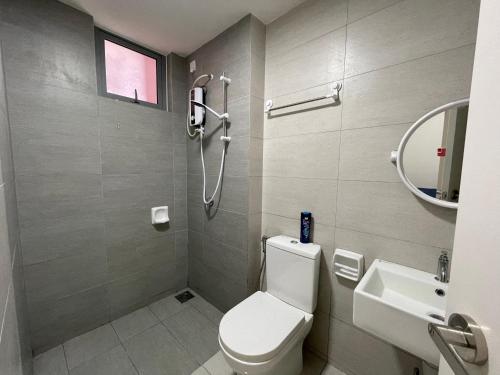 巴生Wallaway2stay Gravit8 Klang 2 Plus 1Room的带淋浴、卫生间和盥洗盆的浴室
