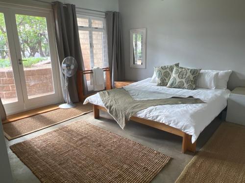 温特和克Chateau du Windhoek的一间卧室设有一张床和一个大窗户