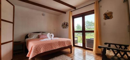 利马Fundo Don Ricardo的一间卧室设有一张床和一个大窗户
