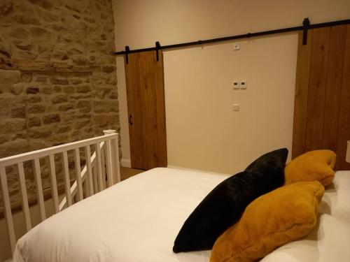 斯基普顿Henry's Cottage的床上有两张大枕头