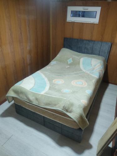 KhuloBarybari的木墙客房的一张床位
