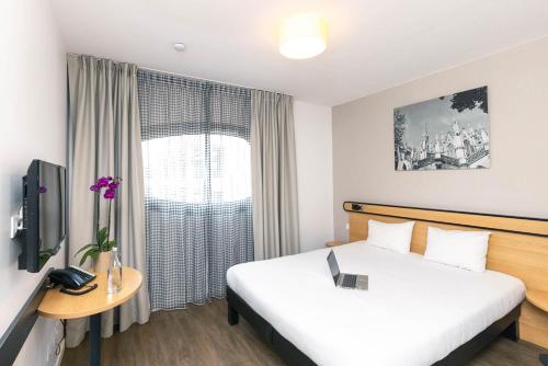 南希南锡中心阿德吉奥阿克瑟斯公寓式酒店的酒店客房设有床和窗户。