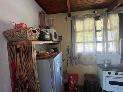 拉科罗尼亚Lo de Fabi的厨房配有小冰箱,上面有一个篮子